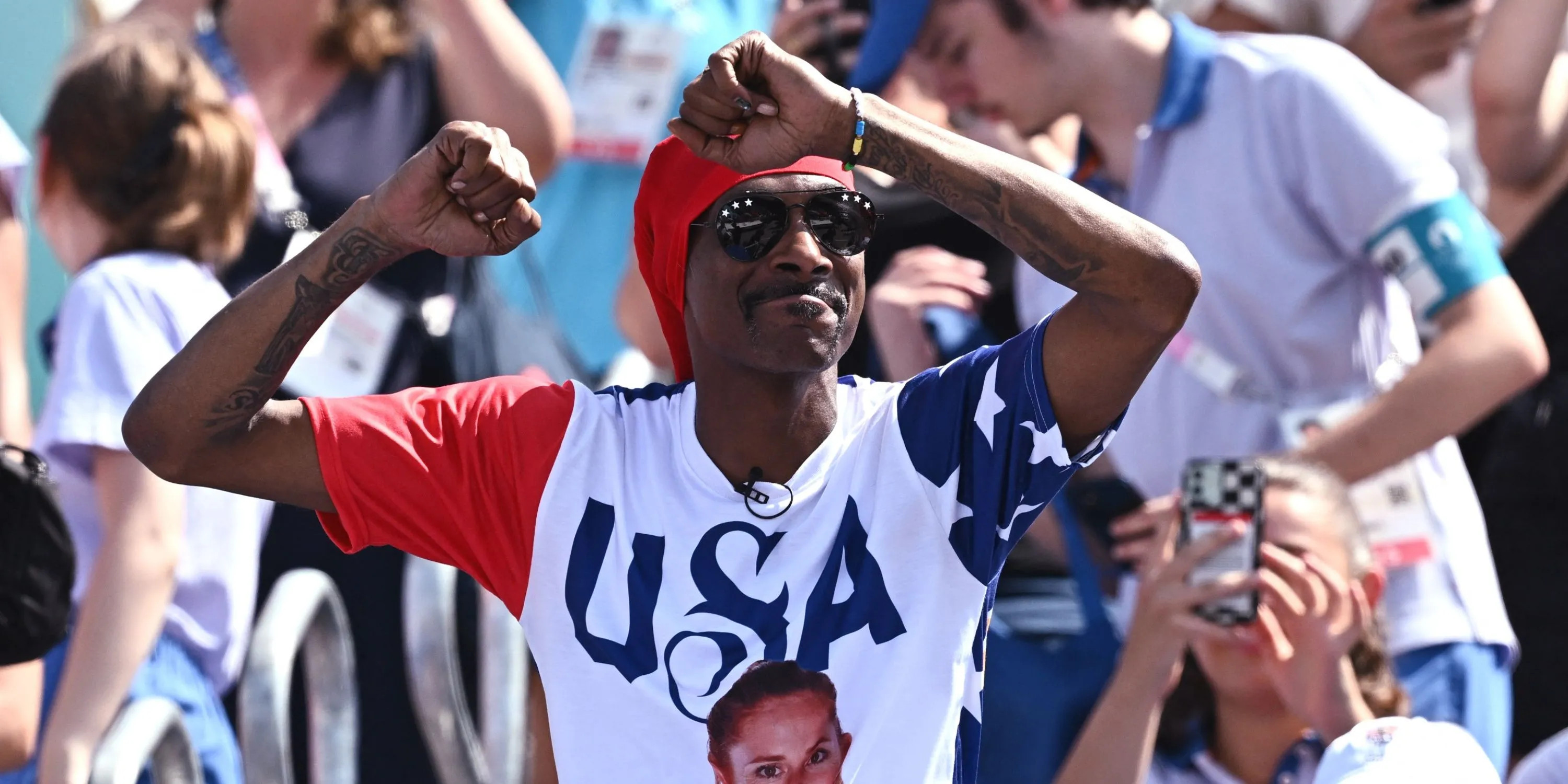 Rapper Snoop Dogg trong trang phục thể thao, dấu hiệu cho thấy sự tham gia vào bóng đá.