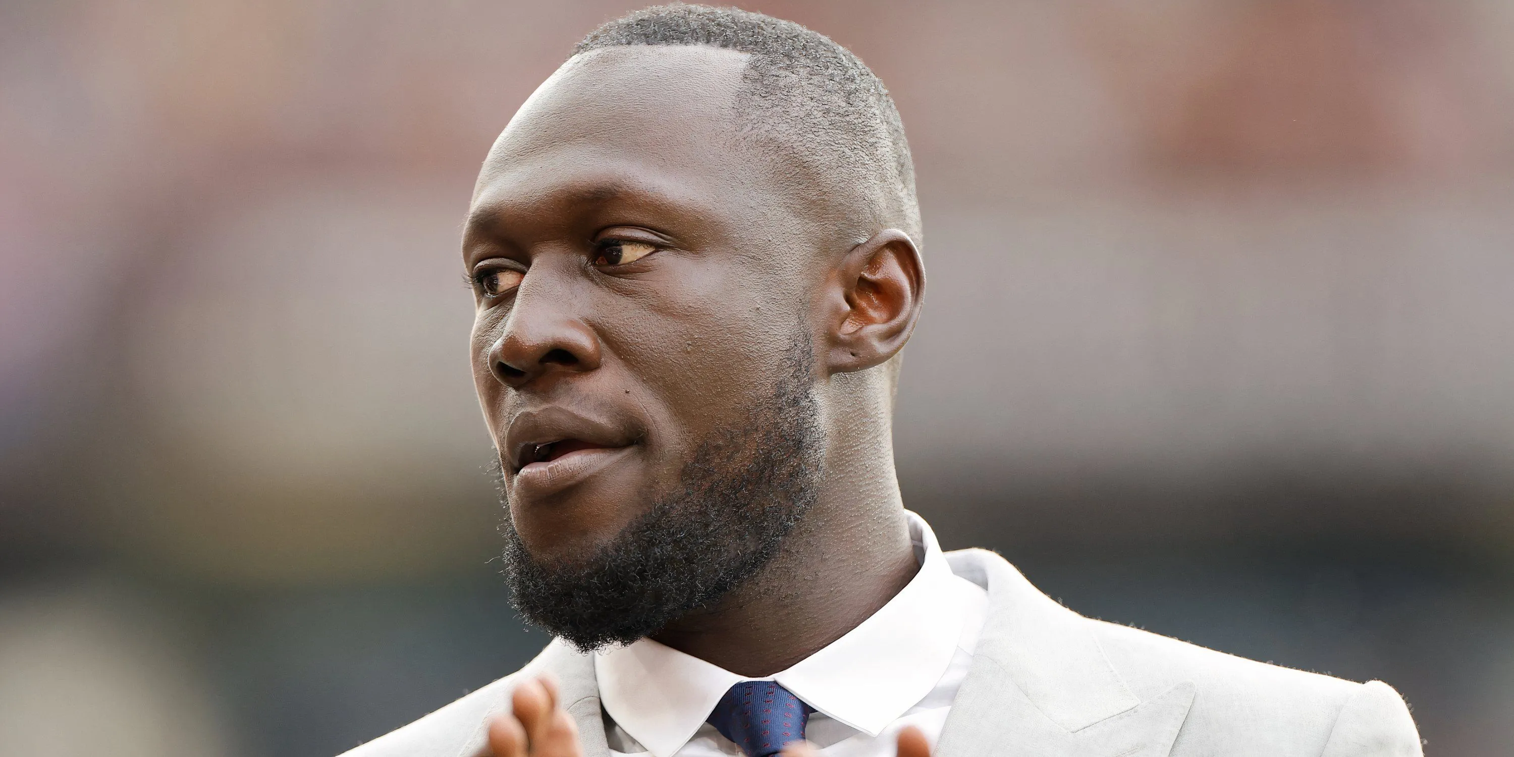 Rapper Stormzy và cầu thủ Wilfried Zaha cùng nhau, đánh dấu sự đồng sở hữu CLB AFC Croydon Athletic, mang hy vọng mới cho bóng đá cấp thấp.