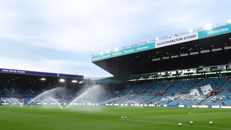 Sân cỏ Elland Road được tưới nước, chuẩn bị cho những trận đấu đầy kịch tính của Leeds United.