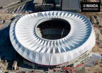 Sân Estadio Metropolitano nhìn từ trên cao rực rỡ dưới ánh nắng Madrid, biểu tượng mới của Atletico.