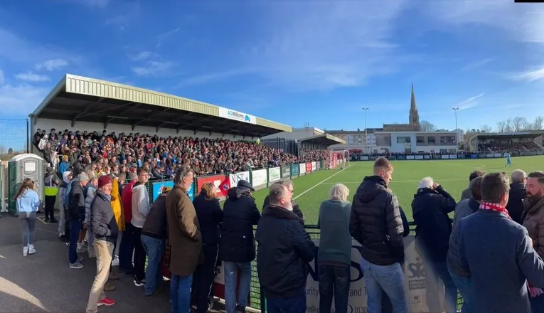 Sân Meadowbank của Dorking Wanderers vào ngày có trận đấu
