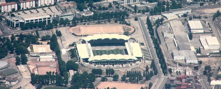 Sân Stade de Gerland cũ của Lyon, nhìn từ trên cao vào năm 2011, với khán đài và mặt sân quen thuộc
