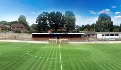 Sân The Meadow Chesham United nhìn từ trên cao, một sân bóng đá đơn giản với khán đài lộ thiên và ít cơ sở vật chất