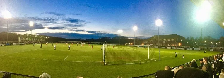 Sân vận động Blackwell Meadows dưới ánh đèn pha vào ngày thi đấu