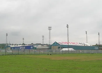 Sân vận động Boundary Park của Oldham Athletic với các khán đài truyền thống và cột đèn chiếu sáng