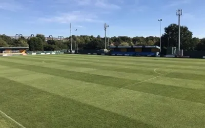 Sân vận động Cantilever Park của Warrington Town FC nhìn từ trên cao với thảm cỏ xanh mướt