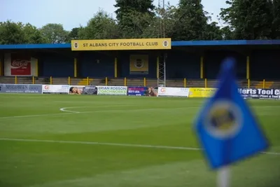 Sân vận động Clarence Park cổ kính nhìn từ bên ngoài, biểu tượng của St Albans City FC