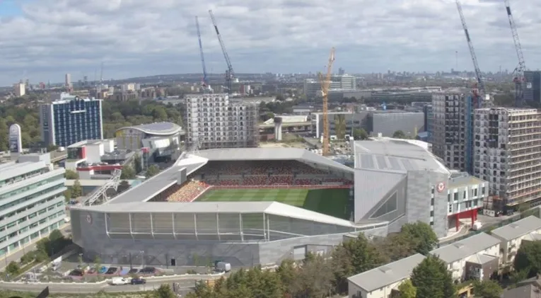 Sân vận động Gtech Community Stadium hiện đại của Brentford nhìn từ bên ngoài