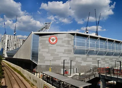 Sân vận động Gtech Community Stadium nhìn từ trên cao, ngôi nhà mới của Brentford