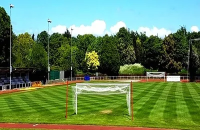 Sân vận động Hornchurch từ trên cao nhìn ra sân thi đấu và đường chạy điền kinh