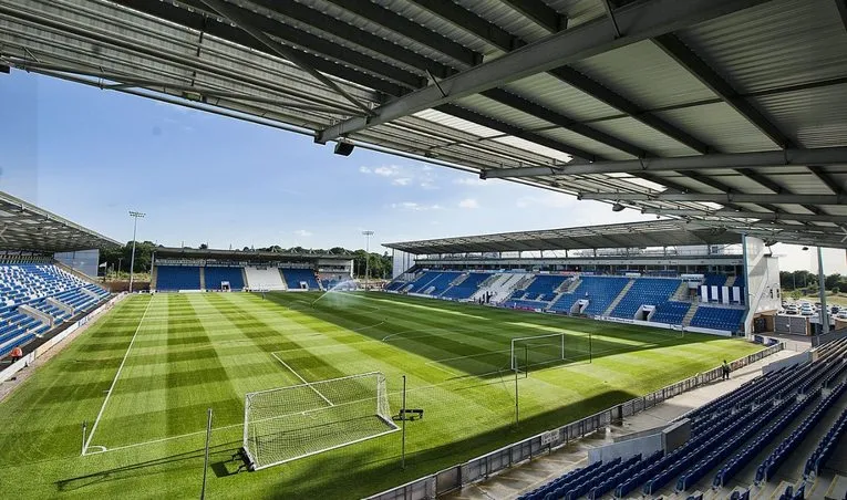 Sân vận động JobServe Community của Colchester United nhìn từ khán đài