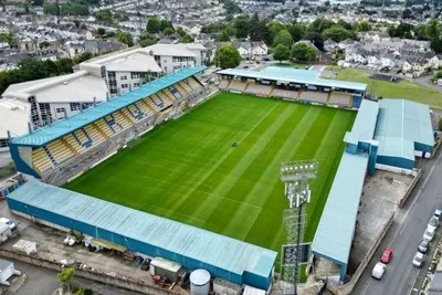Sân vận động Plainmoor Torquay nhìn từ trên cao, biểu tượng của bóng đá hạng dưới Anh.