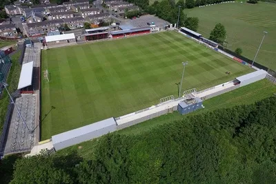Sân vận động St James Park của Brackley Town FC với khung cảnh yên bình