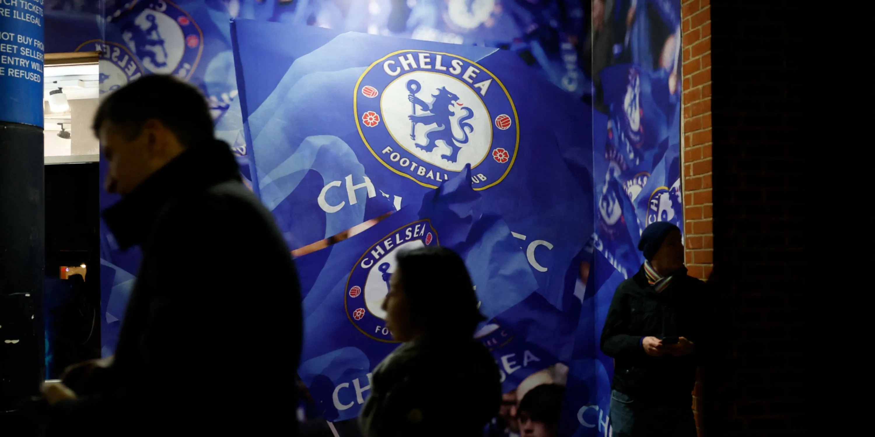 Sân vận động Stamford Bridge rực sáng trong một trận đấu Premier League của Chelsea