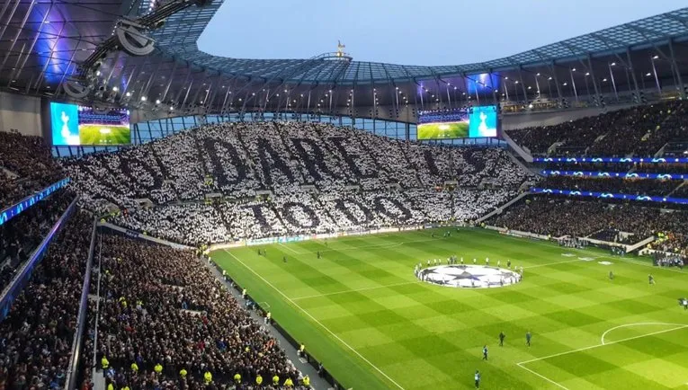 Sân vận động Tottenham Hotspur lung linh với dòng chữ 'Dare to Dream' thắp sáng, truyền cảm hứng cho người hâm mộ