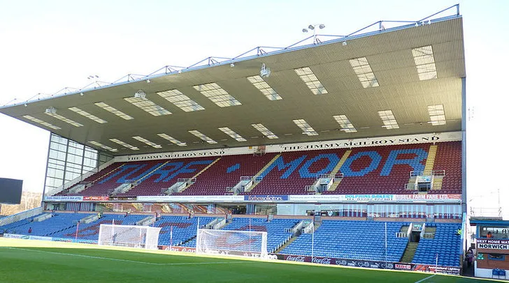 Sân vận động Turf Moor nhìn từ khán đài Jimmy McIlroy