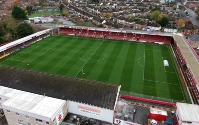 Sân vận động Whaddon Road nhìn từ trên cao, toàn cảnh trái tim của Cheltenham Town FC