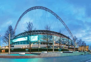 Sân Wembley ban ngày với cổng vòm cong vút