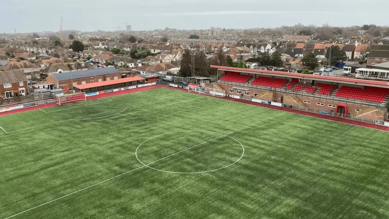Sơ đồ bố trí chỗ ngồi và các khu vực khán đài tại sân Woodside Road, Worthing, minh họa sự khác biệt so với các sân Premier League