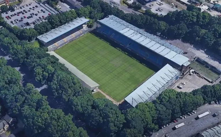 Sơ đồ tổng quan The Shay Stadium nhìn từ trên cao, cho thấy cách bố trí các khán đài và sân