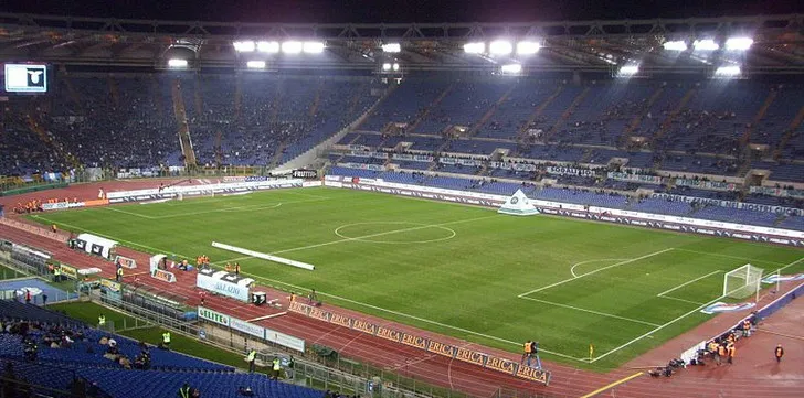 Tầm nhìn từ khán đài cao của Stadio Olimpico hướng ra sân cỏ xanh mướt
