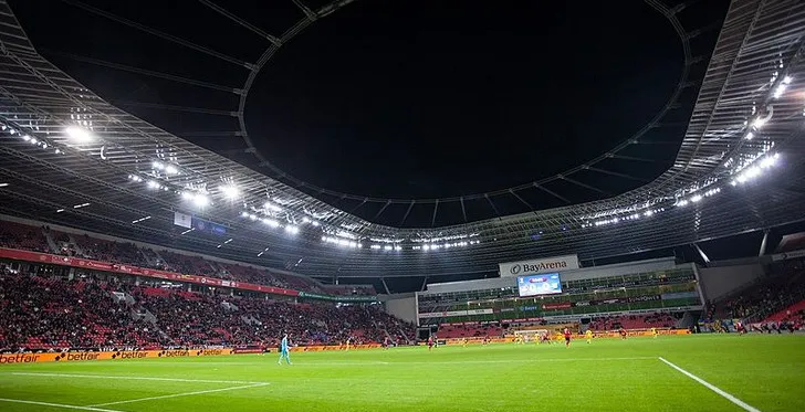 Tầm nhìn từ mặt sân BayArena bao quát toàn bộ khán đài hai tầng hoành tráng