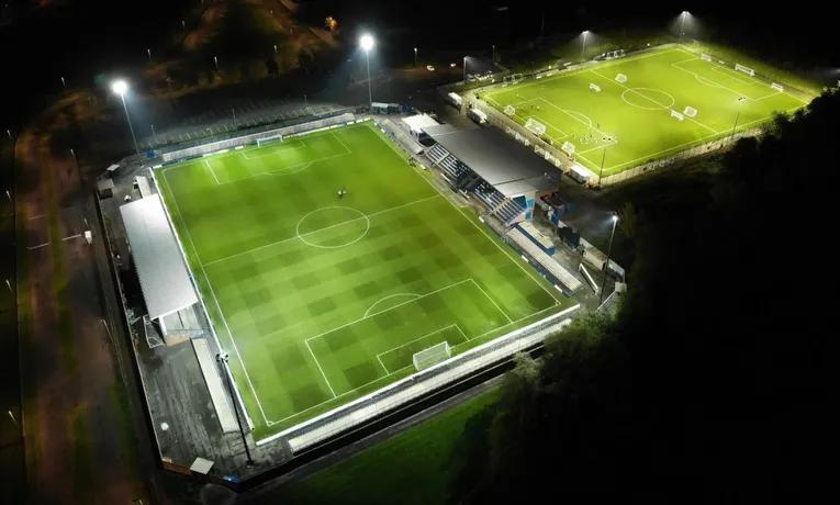 Tameside Stadium Ashton rực rỡ dưới ánh đèn đêm