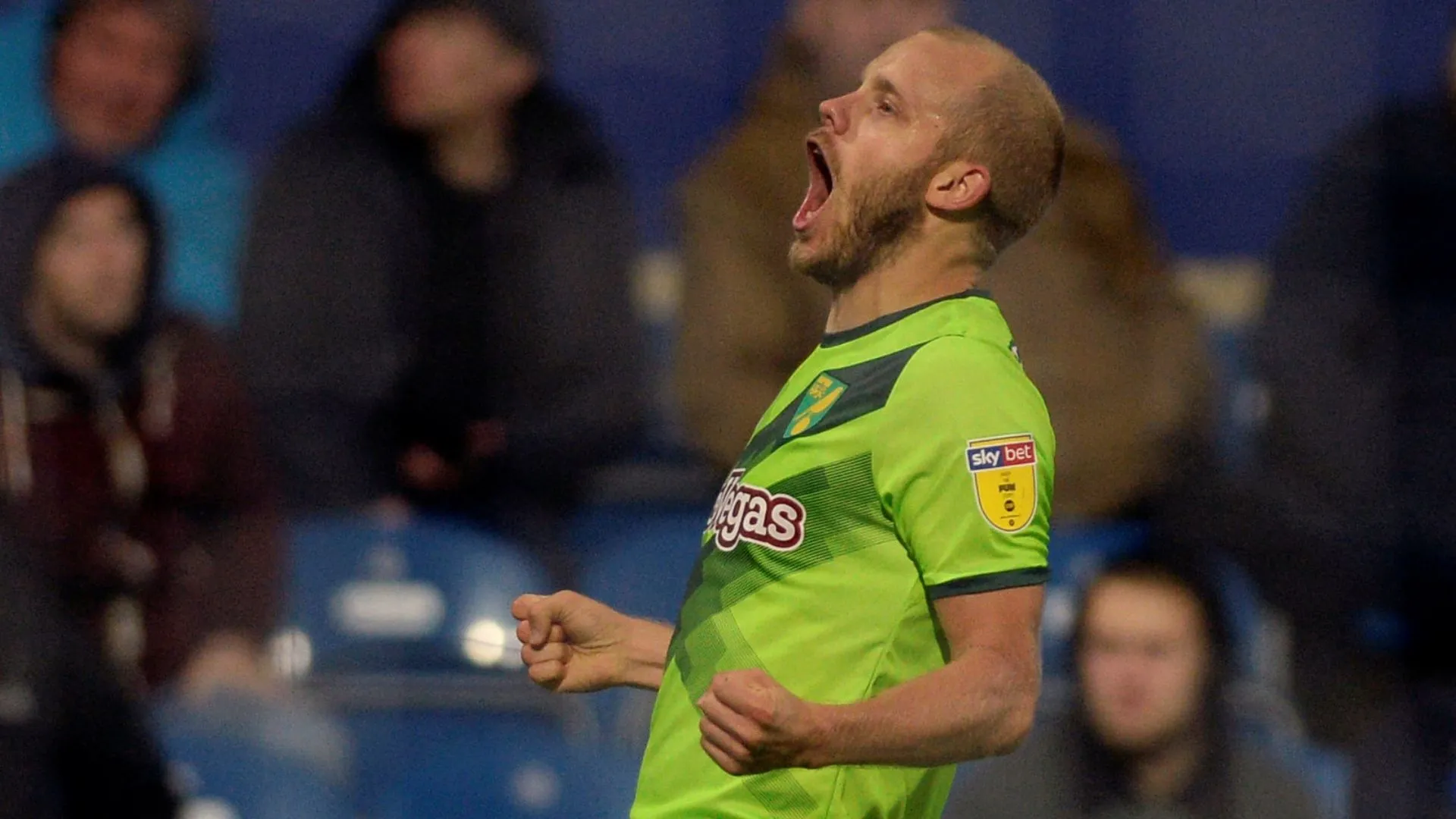Teemu Pukki ăn mừng bàn thắng trong màu áo Norwich City tại sân nhà Carrow Road