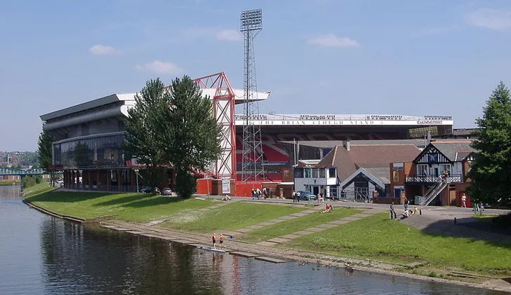 The City Ground rực rỡ bên dòng sông Trent, biểu tượng của bóng đá Nottingham