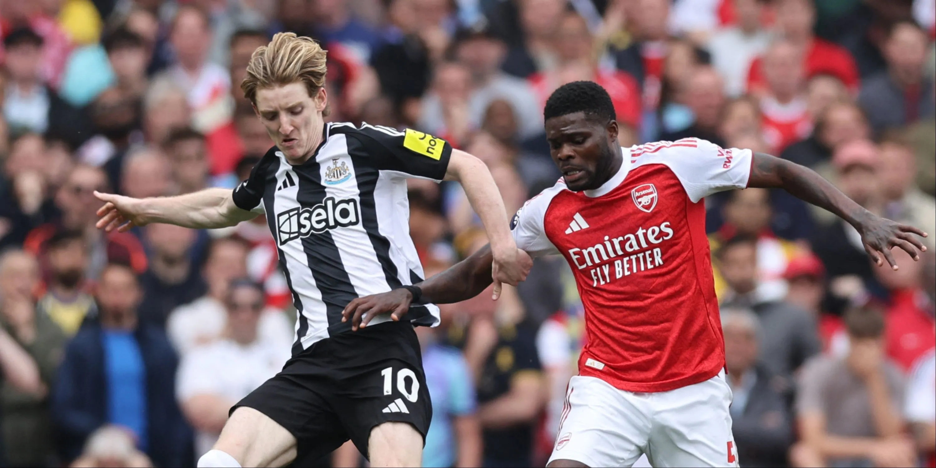 Thomas Partey tranh bóng với cầu thủ đội bạn trong một trận đấu