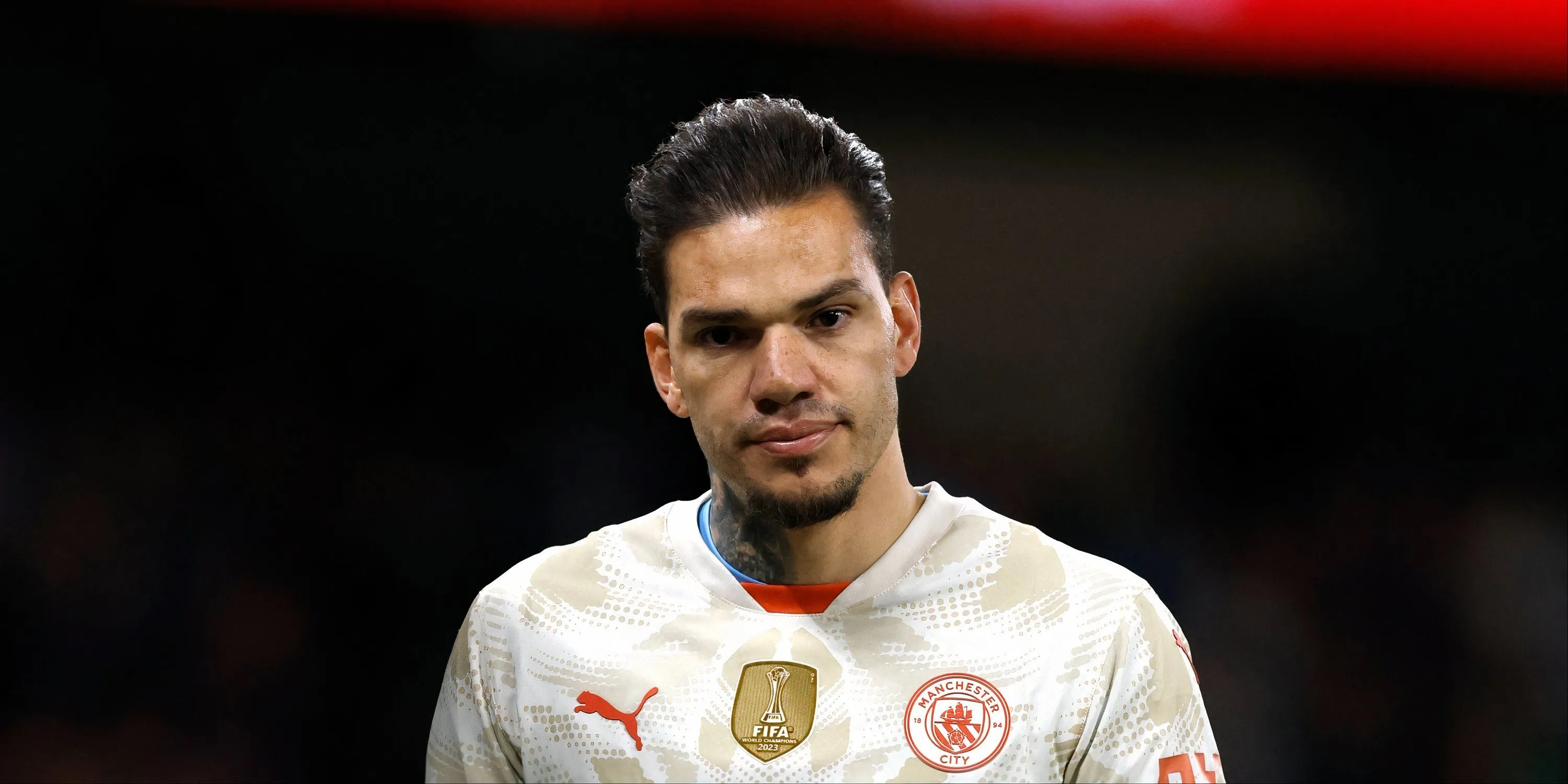Thủ môn Ederson của Man City trong một trận đấu, người đang được đồn đoán chuyển đến Galatasaray