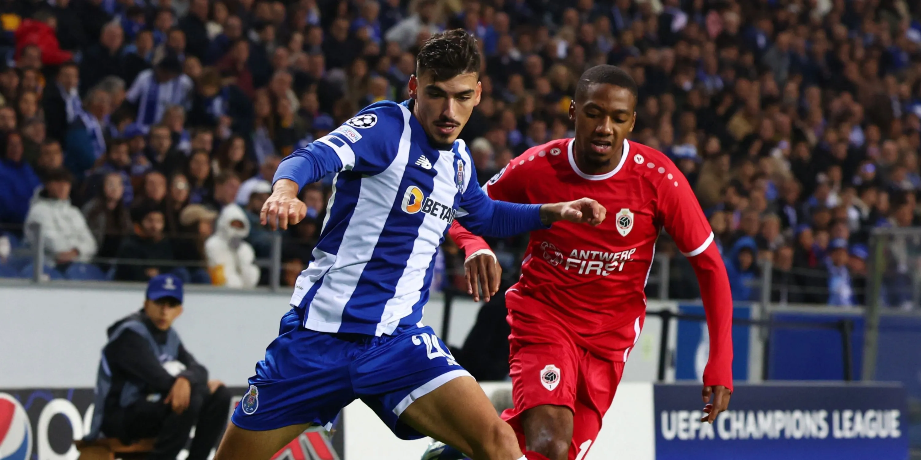 Tiền đạo Michel-Ange Balikwisha của Royal Antwerp, mục tiêu chuyển nhượng hàng đầu của Celtic