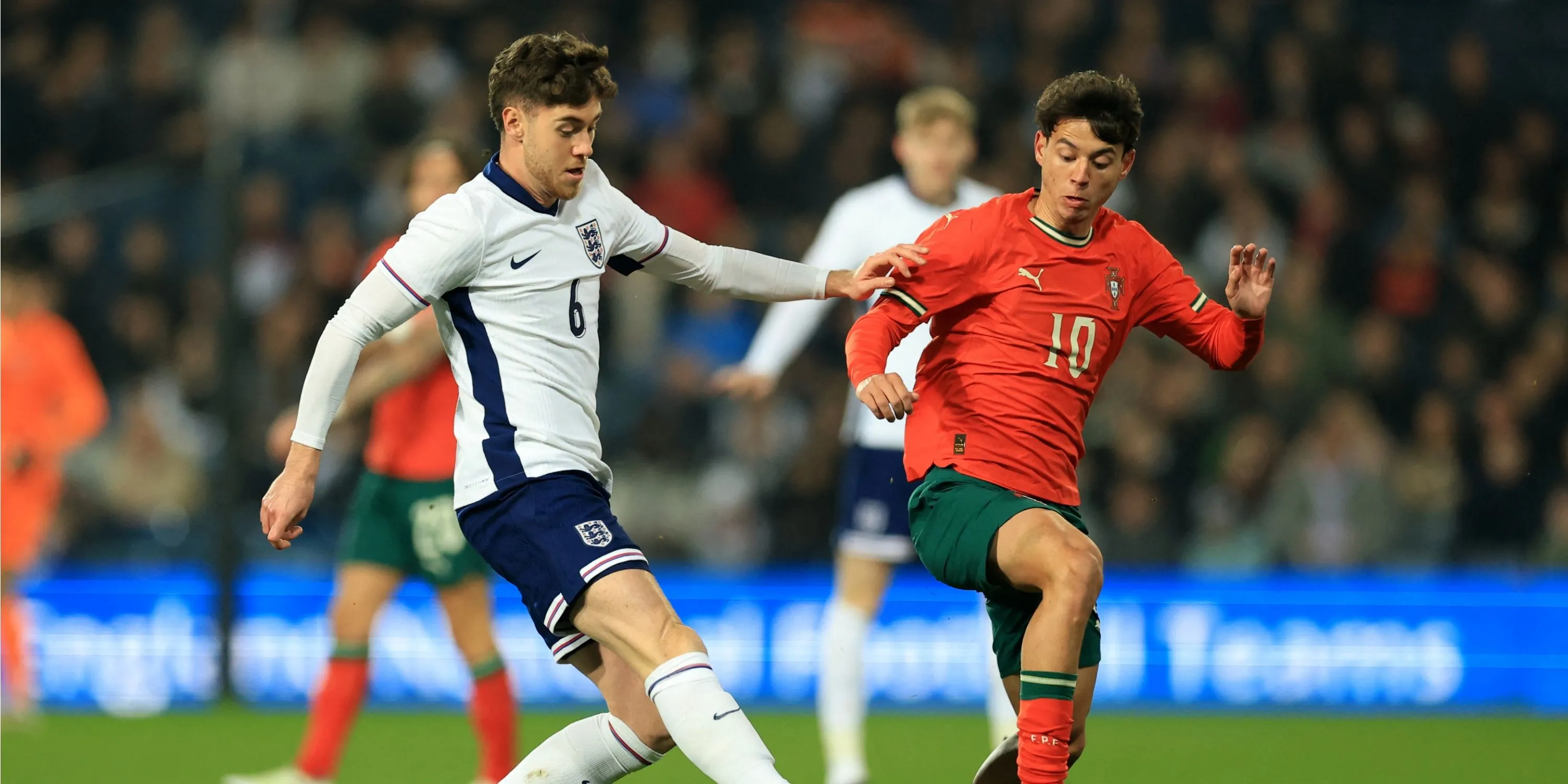 Tiền vệ trẻ Hayden Hackney trong màu áo U21 Anh, mục tiêu của Crystal Palace