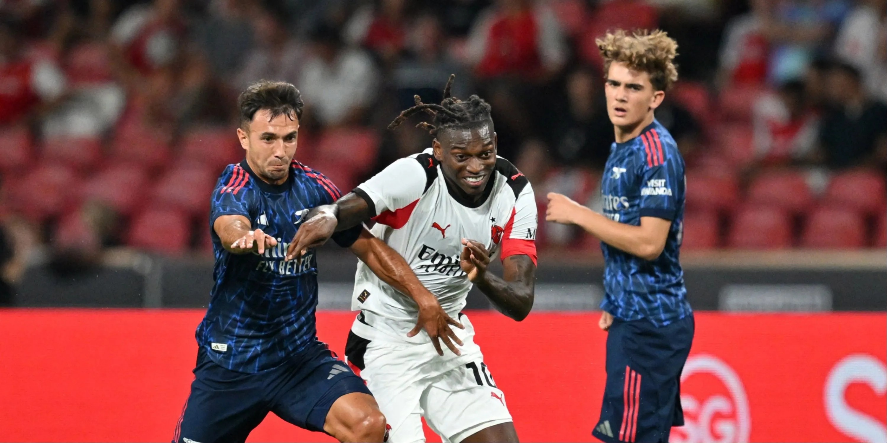 Tiền vệ trẻ triển vọng Max Dowman (số 67) của Arsenal thi đấu cùng Martin Zubimendi và Rafael Leao của AC Milan trong trận giao hữu tiền mùa giải.