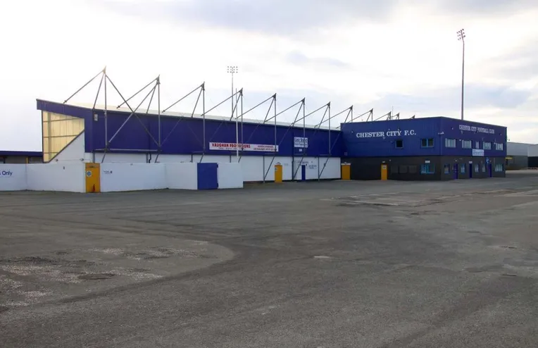 Toàn cảnh bên ngoài Deva Stadium, sân nhà lịch sử của câu lạc bộ Chester FC