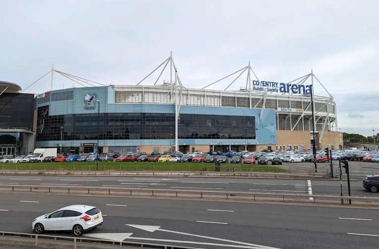 Toàn cảnh bên ngoài sân Coventry Arena, kiến trúc hiện đại