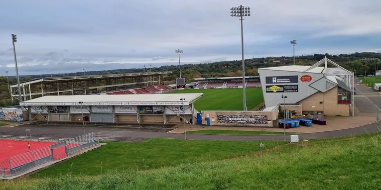 Toàn cảnh bên ngoài Sixfields Stadium, kiến trúc đặc trưng của sân bóng Anh