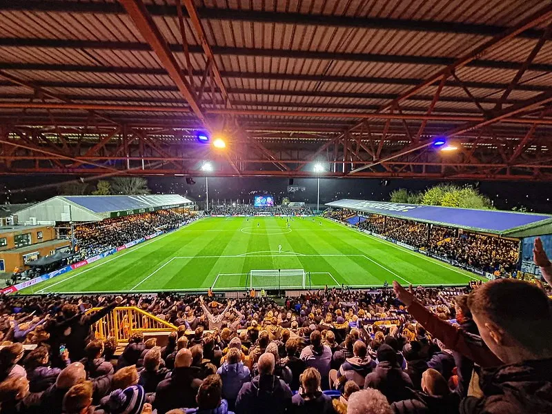 Toàn cảnh bên trong sân Edgeley Park, kiến trúc cổ điển của bóng đá Anh.
