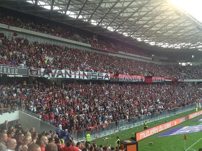 Toàn cảnh các khán đài rực rỡ và đầy sức sống tại sân Allianz Riviera trong một trận đấu đỉnh cao