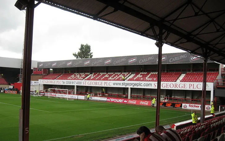 Toàn cảnh các khán đài và khu vực thi đấu tại Griffin Park