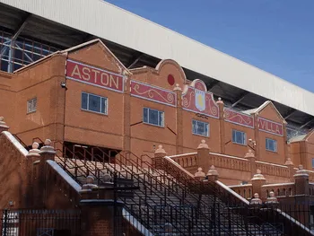 Toàn cảnh khán đài Holte End uy nghi tại sân vận động Villa Park, biểu tượng của Aston Villa.