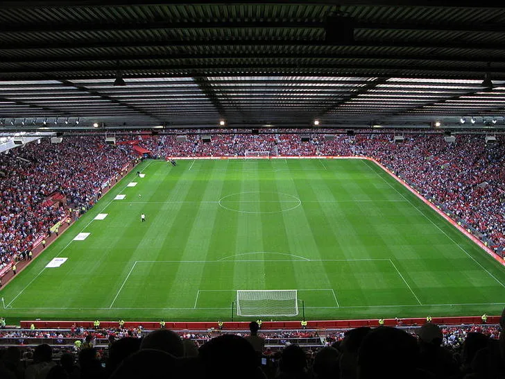 Toàn cảnh mặt sân cỏ xanh mướt của Old Trafford, sẵn sàng cho những trận cầu đỉnh cao của Manchester United.
