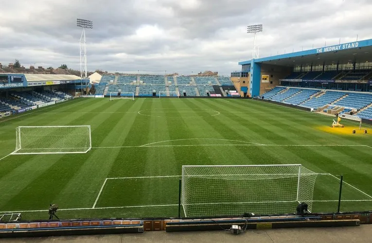 Toàn cảnh mặt sân cỏ xanh mướt của Priestfield Stadium, sân nhà lịch sử của câu lạc bộ Gillingham, sẵn sàng cho những trận cầu nảy lửa.