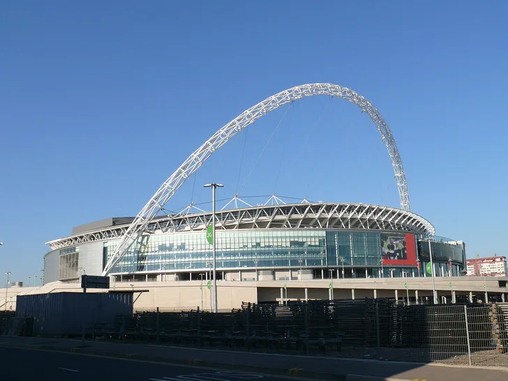 Toàn cảnh ngoại thất sân Wembley dưới ánh sáng ban ngày