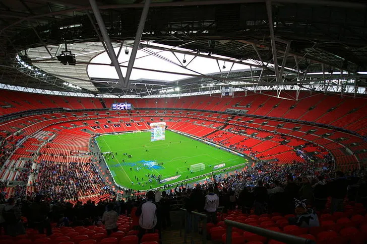 Toàn cảnh nội thất sân Wembley nhìn từ trên cao, khán đài đầy ắp