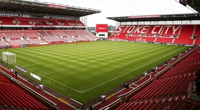 Toàn cảnh sân Bet365 Stadium của Stoke City dưới ánh nắng