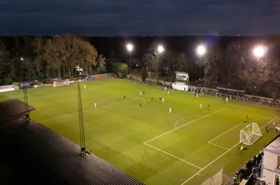 Toàn cảnh sân Beveree, mái nhà của Hampton &amp; Richmond Borough FC, nơi lịch sử bóng đá Anh được viết nên
