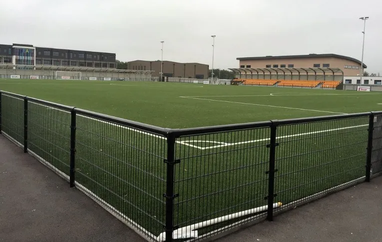 Toàn cảnh sân cỏ 3G đạt chuẩn FIFA của Arbour Park, nhìn từ khán đài