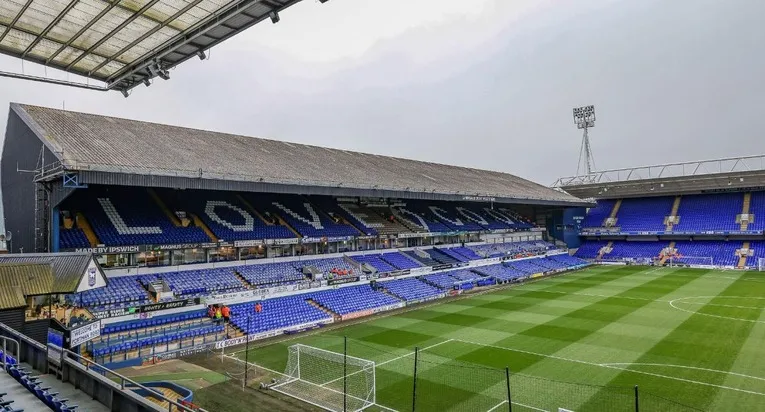 Toàn cảnh sân cỏ Portman Road nhìn từ khán đài, chuẩn bị cho trận đấu
