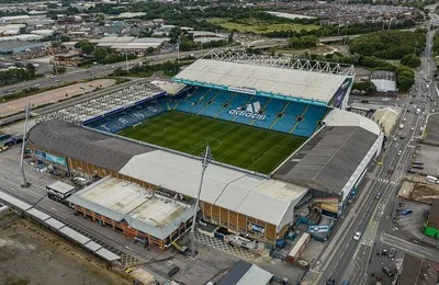 Toàn cảnh sân Elland Road nhìn từ trên cao, biểu tượng lịch sử của bóng đá Anh và Leeds United.